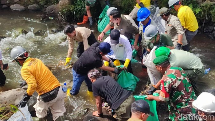 Aksi bersih-bersih sungai Ciliwung