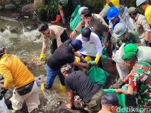 Warga Bersihkan Ciliwung, Menteri LH Ikut Turun ke Sungai