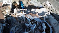 Proses pembongkaran dilakukan untuk membuka akses bagi tim evakuasi dalam upaya penyelamatan korban yang masih tertimbun reruntuhan. Foto: ANTARA FOTO/Umarul Faruq