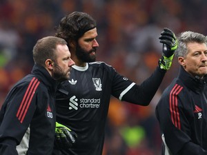 Alisson Memang Salah Terjang Matheus Nunes