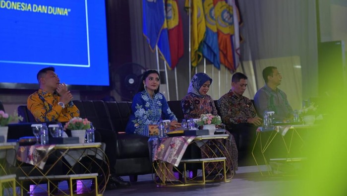 Anang Hermansyah dan Ashanty saat memberikan pemaparan tentang industri kreatif di hadapan mahasiswa Universitas Trunojoyo Madura.