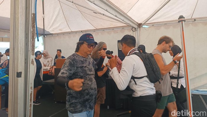 Antusias para penonton yang tengah pengecekan yang cukup ketat di depan Gate 1 MotoGP Mandalika 2025, Jumat (3/10/2025). (Edi Suryansyah/detikBali)