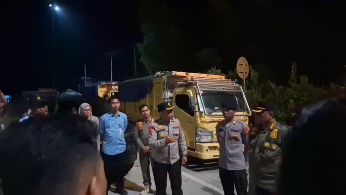 Aparat gabungan saat mengamankan truk berisi baru bara ilegal dari kawasan delineasi IKN. (Istimewa)