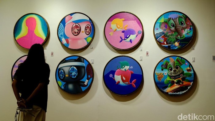 Sejumlah pengunjung memadati area pameran Art Jakarta 2025 di JIExpo Kemayoran, Jakarta, Jumat (3/10/2025).