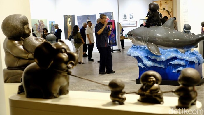 Sejumlah pengunjung memadati area pameran Art Jakarta 2025 di JIExpo Kemayoran, Jakarta, Jumat (3/10/2025).