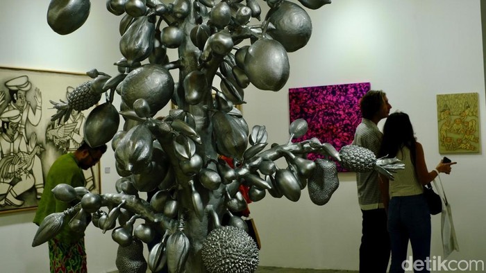 Sejumlah pengunjung memadati area pameran Art Jakarta 2025 di JIExpo Kemayoran, Jakarta, Jumat (3/10/2025).