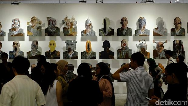 Sejumlah pengunjung memadati area pameran Art Jakarta 2025 di JIExpo Kemayoran, Jakarta, Jumat (3/10/2025).