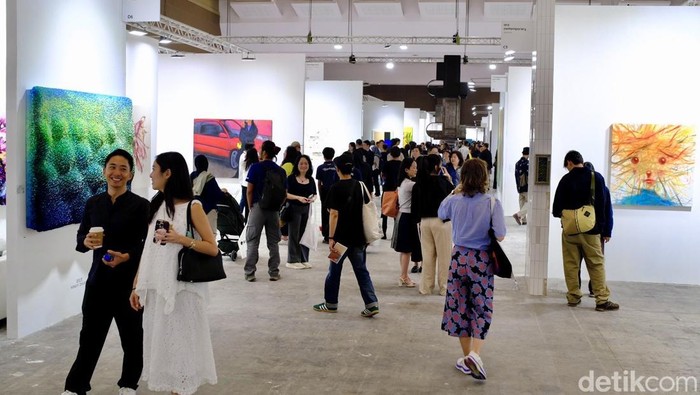 Sejumlah pengunjung memadati area pameran Art Jakarta 2025 di JIExpo Kemayoran, Jakarta, Jumat (3/10/2025).