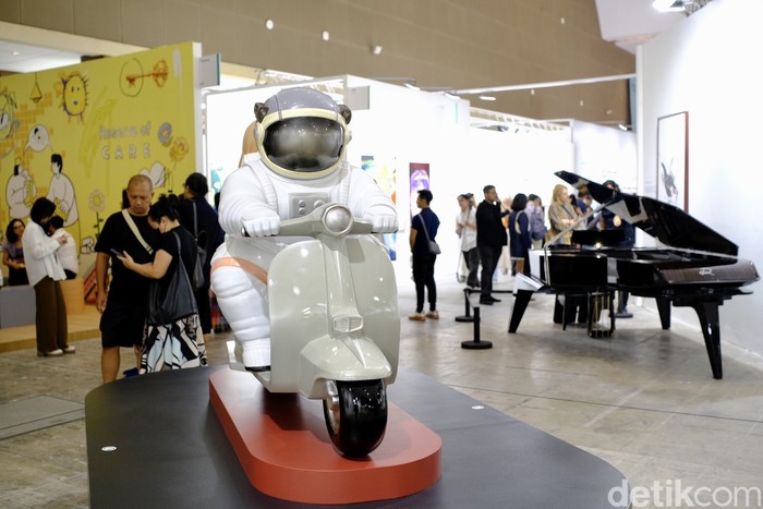 Art Jakarta 2025 Jadi Magnet Baru Pecinta Seni Sejumlah pengunjung memadati area pameran Art Jakarta 2025 di JIExpo Kemayoran, Jakarta, Jumat (3/10/2025).