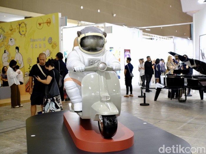 Sejumlah pengunjung memadati area pameran Art Jakarta 2025 di JIExpo Kemayoran, Jakarta, Jumat (3/10/2025).