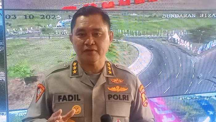 Asisten Utama Kapolri Bidang Operasi Komjen Mohammad Fadil Imran saat mengecek kesiapan personel di halaman masjid Nurul Bilad Mandalika, Jumat (3/10/2025).