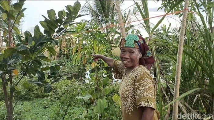 Asyikin, nenek dari bayi yang sempat terbawa puting beliung di Banjar.