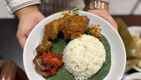 Seporsi Ayam Panggang Gerabah disajikan lengkap dengan sambal terong dan sambal bawang. Rasanya manis, berempah, dan pedas menggigit lidah. Foto: detikcom/Riska Fitria