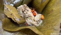 Jangan lupa coba juga Ayam Garang Asem, menu ini dibungkus daun pisang dengan rempah utuh seperti daun salam & bawang, aroma rempahnya langsung menyeruak. Foto: detikcom/Riska Fitria