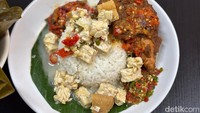 Seporsi nasi dengan lauk ayam panggang gerabah ini dibanderol sekitar Rp 17.000. Ayam panggangnya lembut, mesti tidak dipresto sama sekali. Foto: detikcom/Riska Fitria