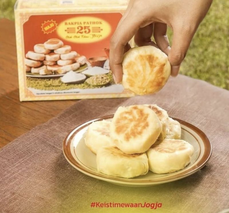 Bakpia Pathok 25, oleh-oleh khas Jogja yang banyak diburu.