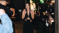 Barbie Arzetta belum lama ini juga nyebur ke dunia musik. Ia merilis lagu debut berjudul Menahan Rindu. (Foto: dok Instagram barbiearzetta)