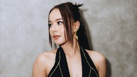 Barbie Arzetta memakai gaun hitam dengan model halter neck. Dress ini bikin punggungnya terekspos. (Foto: dok Instagram barbiearzetta)