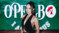 Dinilai seksi, Barbie Arzetta menuai beragam reaksi dari rekan seprofesi dan netizen. Barbie real fix ini mah, komen artis Brigitta Cynthia. Shining shimmering, komen @ima_ferdian89. (Foto: dok Instagram barbiearzetta)