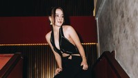 Barbie Arzetta memakai gaun elegan itu saat memperkenalkan serial terbarunya, Open BO: I Am Campus. Di situ, ia beradu akting dengan Valerie Thomas, Shaloom Razade, dan masih banyak lagi. (Foto: dok Instagram barbiearzetta)