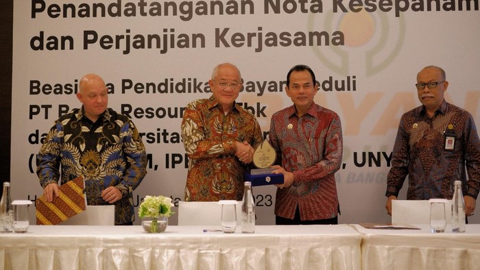 Bayan Peduli Salurkan Beasiswa Pendidikan ke 14 Kampus Ternama
