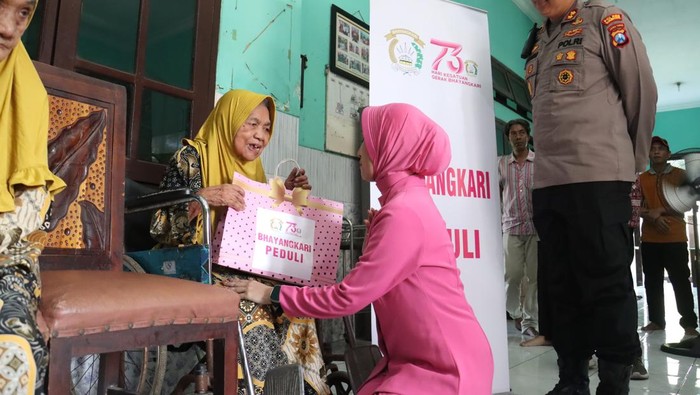 Bhayangkari Sambangi Rumah Peduli Lansia di Kota Mojokerto