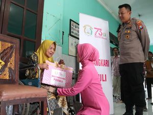 Momen Hangat Bhayangkari Sambangi Rumah Peduli Lansia di Kota Mojokerto