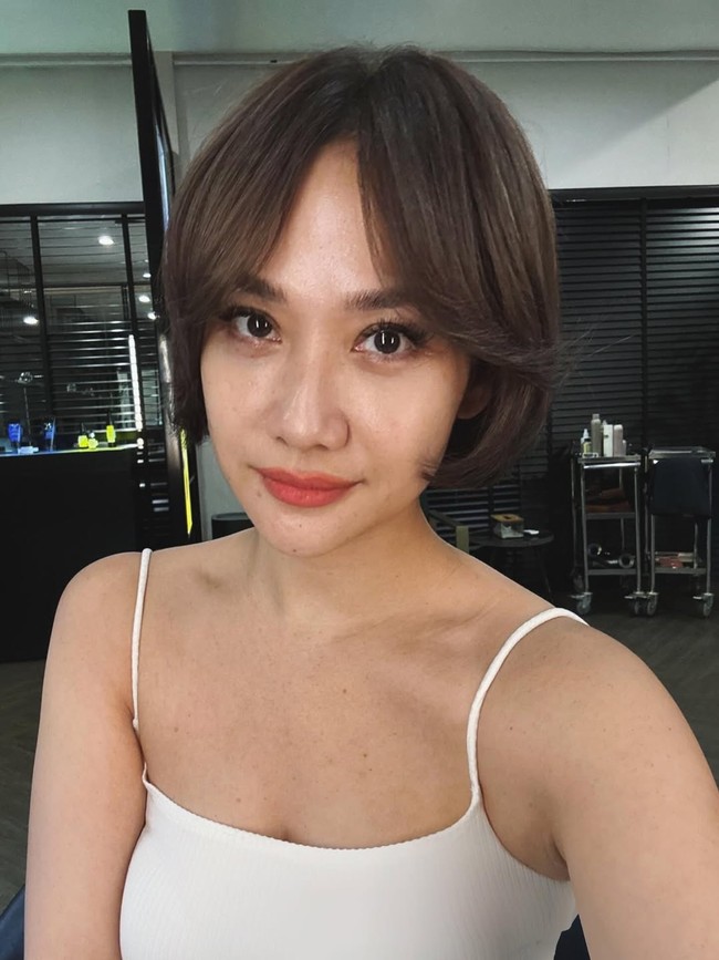 Potongan rambut bob dari BCL ini cocok untuk kamu yang memiliki wajah bentuk oval dan hati. Bob pendek yang sleek dengan volume lembut ini memberikan kesan natural dan chic. Foto: Instagram@itsmebcl