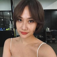 Potongan rambut bob dari BCL ini cocok untuk kamu yang memiliki wajah bentuk oval dan hati. Bob pendek yang sleek dengan volume lembut ini memberikan kesan natural dan chic. Foto: Instagram@itsmebcl