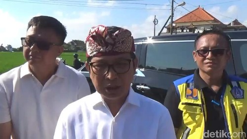 Bupati Badung I Wayan Adi Arnawa, ditemui saat penurunan kabel telekomunikasi di Sading, Mengwi, Jumat (3/10/2025). (Agus Eka/detikBali)