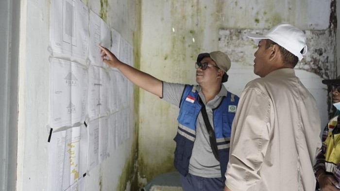 Bupati Karangasem I Gusti Putu Parwata saat melakukan sidak rehabilitasi Pustu Sidemen, Jumat (3/10/2025).