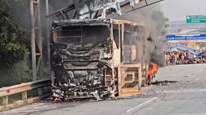 Bus Damri hangus terbakar di Tol JORR Jatiasih arah Cikampek, Jumat (3/10/2025) sore.