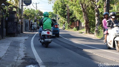 Cekungan memanjang yang mirip jalur atau lintasan kereta api di sepanjang Jalan Sedap Malam, Denpasar, Jumat (3/10/2025).