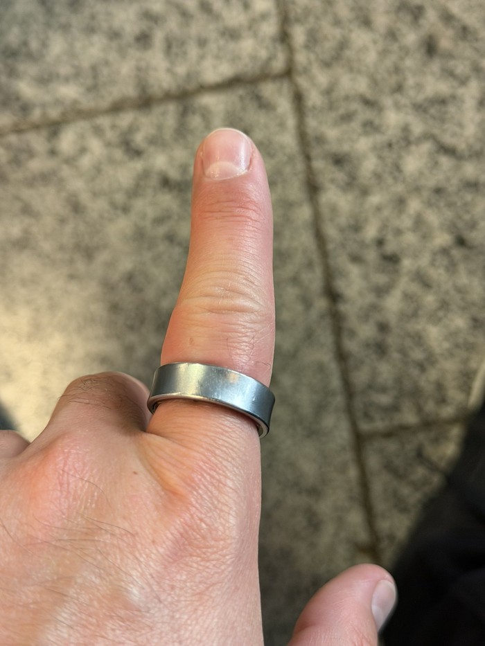 Cincin pintar tak bisa lepas dari jari