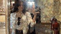 Dalam momen liburan yang diunggah pada Agustus 2025 tersebut, Davina mengunjungi Dar Al Nadwa sebuah museum populer di distrik Al-Fahidi. Museum ini menyimpan seluruh jejak peradaban masyarakat gurun (dok. Instagram davinaakaramoy)