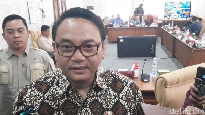 Wakil Bupati Pati Risma Ardhi Chandra saat hadir di rapat Pansus Hak Angket DPRD Pati, Jumat (3/10/2025).