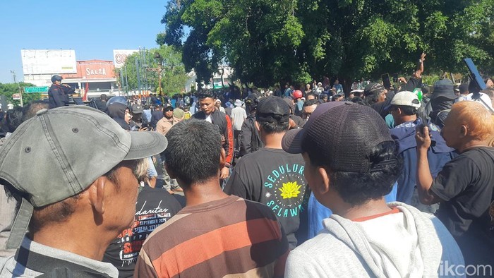 Situasi di depan posko Masyarakat Pati Bersatu saat ada pria membawa sajam dan membuat rusuh, Kamis (2/10/2025).
