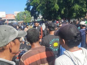 Pria Bersajam Bikin Onar Depan Posko Pati Bersatu Diantar ke RSJ