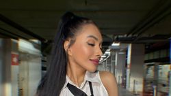 Gaya Denada Pakai Rok Mini, Usia 46 Tahun Bak Remaja