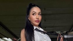 Gaya Denada Pakai Rok Mini, Usia 46 Tahun Bak Remaja