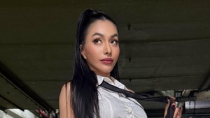 Hasil operasi plastiknya bikin wajah Denada terlihat fresh dan awet muda. Foto: Instagram Denada