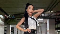 Gaya Denada Pakai Rok Mini, Usia 46 Tahun Bak Remaja
