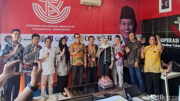Deputi Pemberdayaan Masyarakat, Kependudukan & Ketenagakerjaan BAPPENAS/Kementerian Perencanaan Pembangunan Nasional RI Maliki didampingi oleh Kadis Koperasi dan UMKM Banyuwangi tengah meninjau langsung KKMP Tukangkayu