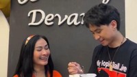 Menurut Iis, kenapa keduanya jarang mengunggah kebersamaan di media sosial, karena saat ini Baila sedang ada di Amerika. Devano juga lagi sibuk dengan syuting. Foto: Instagram @isdadahlia