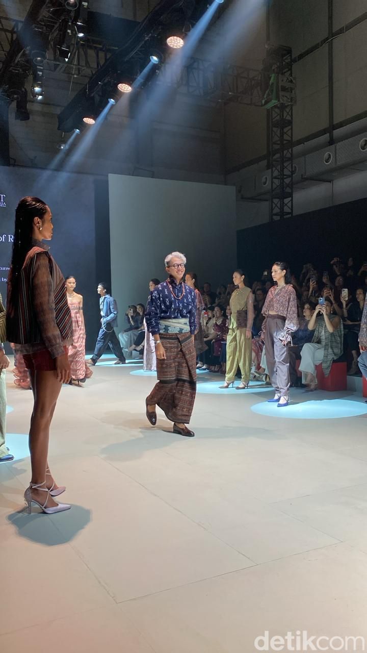 Didiet Maulana di Peragaan IKAT Indonesia 'The Isle of Reverie' di Plaza Indonesia Fashion Week 2025