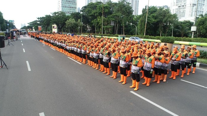 Dinas Lingkungan Hidup (DLH) DKI Jakarta mengerahkan 2.100 petugas kebersihan untuk memastikan kebersihan selama perayaan HUT ke-80 TNI. (dok. DLH DKI)