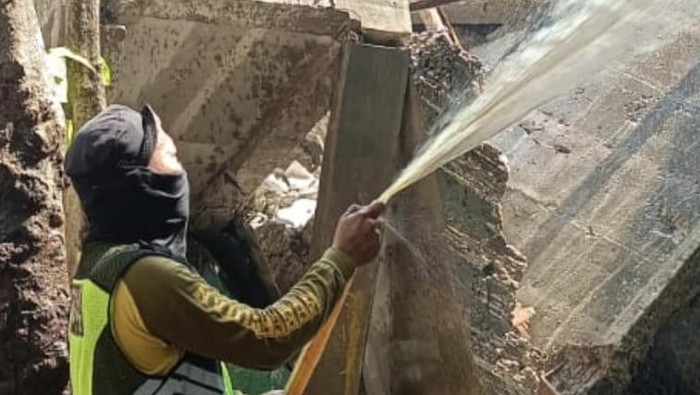 DLHK Sidoarjo Bikin Cairan Penetral Bau di Reruntuhan Ponpes Al Khoziny