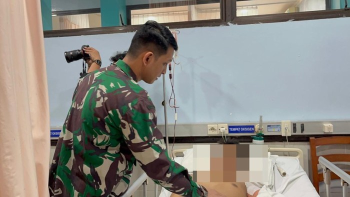 Dokter Aaron yang mengamputasi santri di bawah reruntuhan.