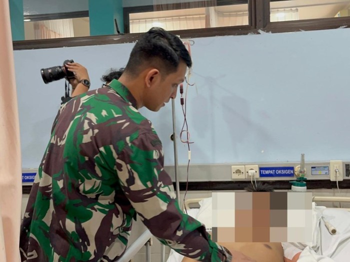 Dokter Aaron yang mengamputasi santri di bawah reruntuhan.