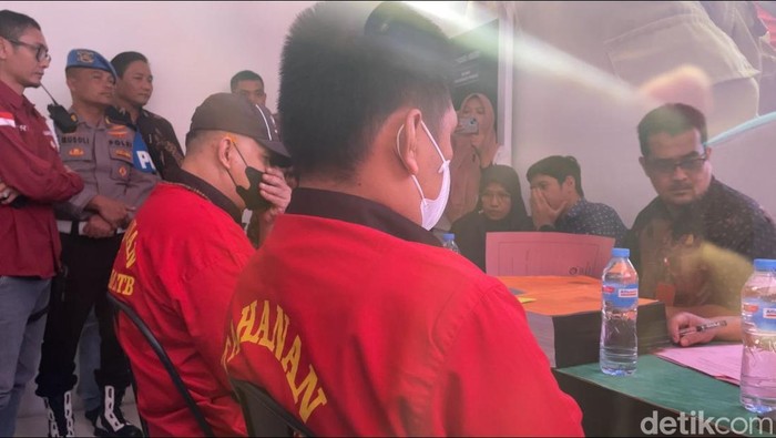 Dua tersangka kasus pembunuhan Brigadir Muhammad Nurhadi, Kompol I Made Yogi Purusa Utama dan Ipda Haris Chandra, diserahkan ke kejaksaan, Jumat (3/10/2025). (Abdurrasyid Efendi/detikBali).